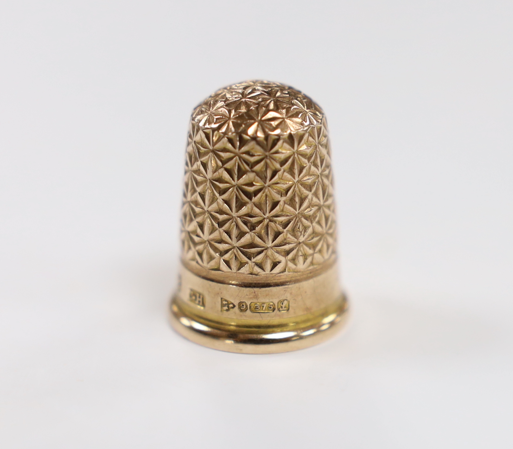 A George V 9ct gold thimble by Charles Horner, 23mm, 3.8 grams.